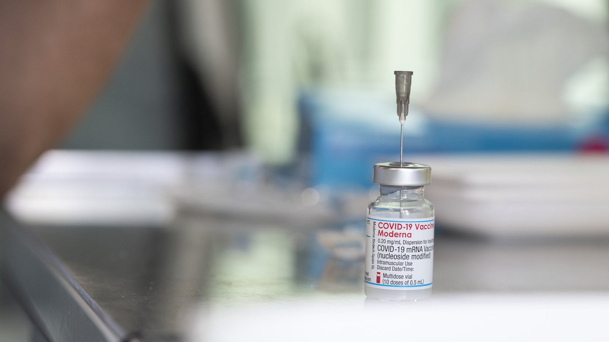 Die Ständige Impfkommission (Stiko) empfiehlt Covid-19-Impfungen bei unter 30-Jährigen nur noch mit dem Vakzin Comirnaty von Biontech. | Bild: pa/KEYSTONE/GAETAN BALLY Die Ständige Impfkommission (Stiko) empfiehlt Covid-19-Impfungen bei unter 30-Jährigen nur noch mit dem Vakzin Comirnaty von Biontech.