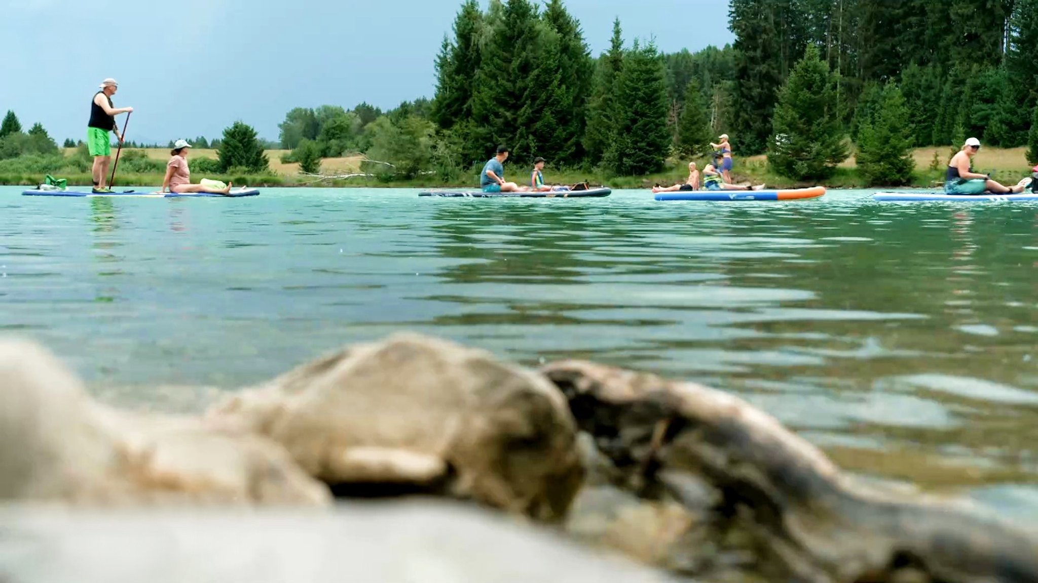 Bis zu 700 Stand-Up-Paddler pro Tag sind am Illasbergsee bereits gezählt worden, dabei sind SUPs dort aus Naturschutzgründen verboten.