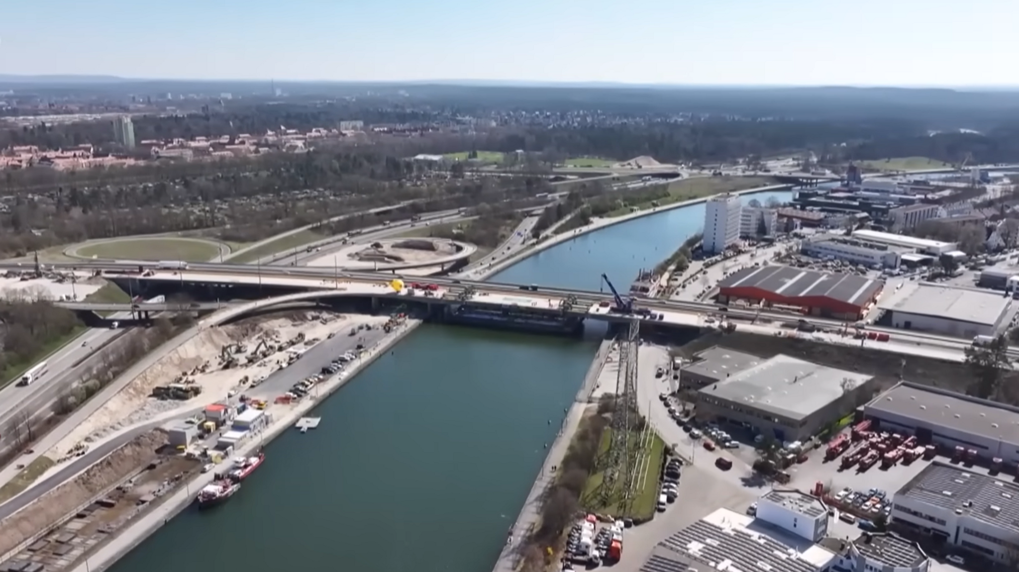 Eine Luftaufnahme zeigt Bauarbeiten an der Frankenschnellwegbrücke, die über den Main-Donau-Kanal führt. | Bild: BR Eine Luftaufnahme zeigt Bauarbeiten an der Frankenschnellwegbrücke, die über den Main-Donau-Kanal führt.