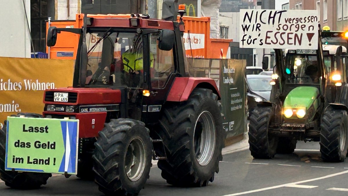 Bauern demonstrieren am Freitagmorgen mit ihren Traktoren in Passau