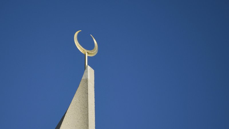 Symbolbild: Halbmond auf dem Minarett einer Moschee
