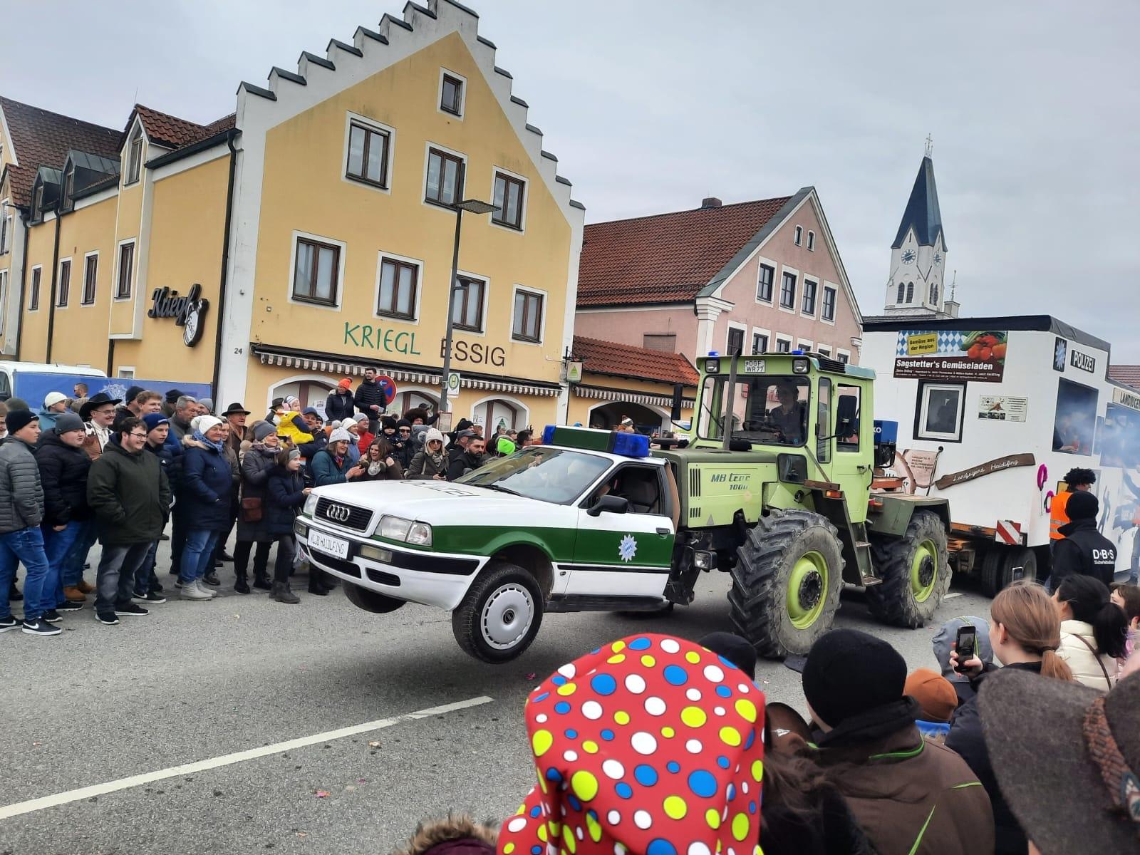 Der "Hubert und Staller"-Polizeiwagen der Landjugend Haidlfing
