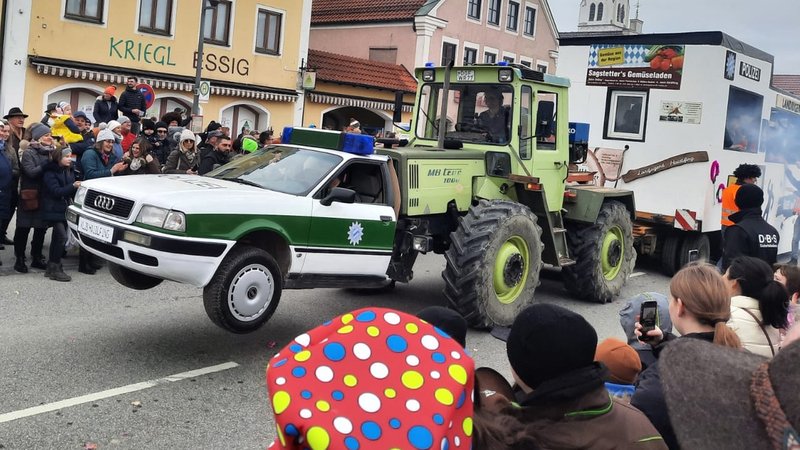 Der "Hubert und Staller"-Polizeiwagen der Landjugend Haidlfing