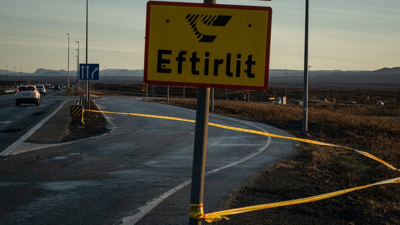 Absperrung der Straße nach Grindavík