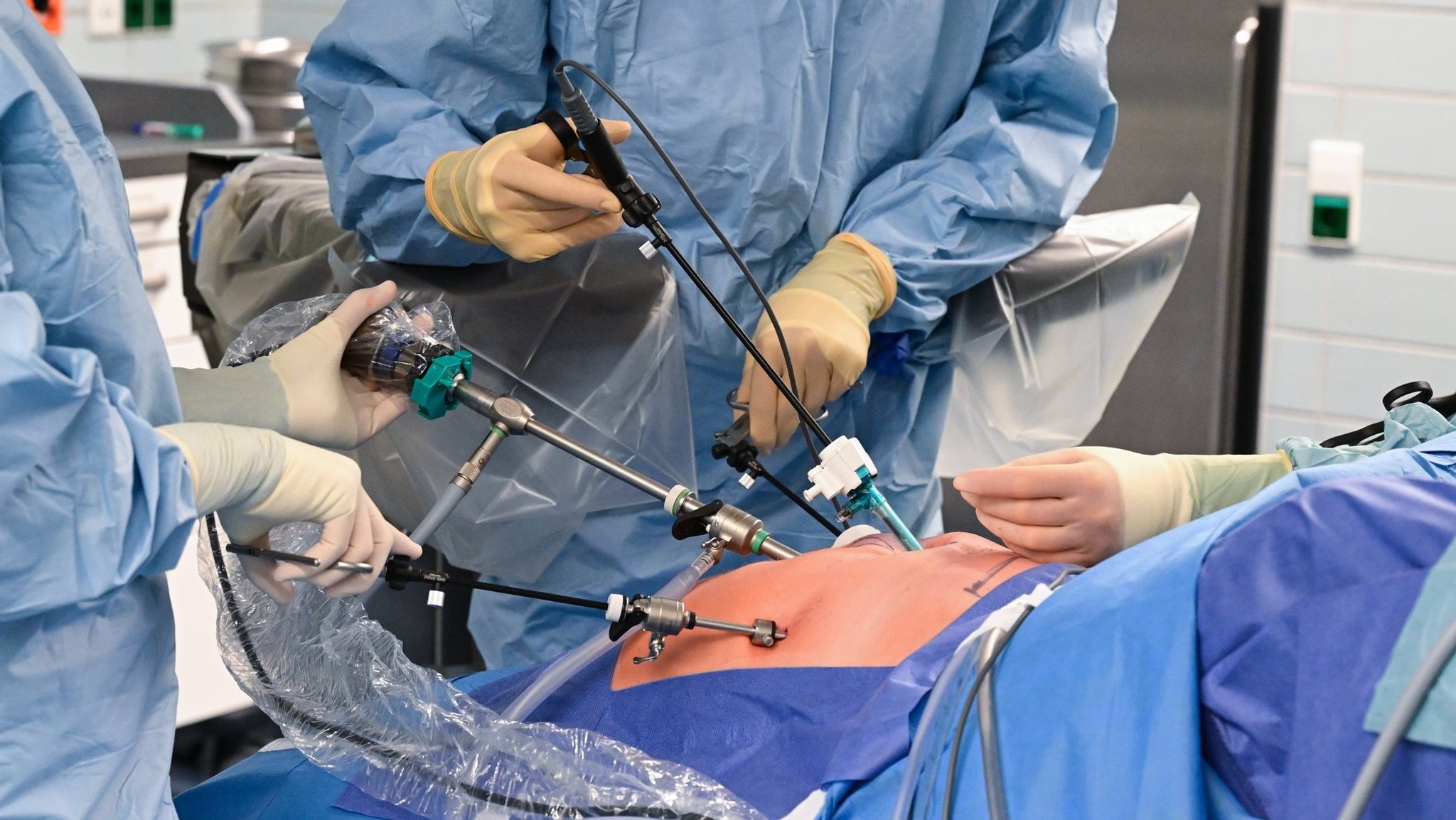 Ärztinnen und Ärzte bei einer Operation | Bild: pa/dpa/Bernd Weißbrod Ärztinnen und Ärzte bei einer Operation