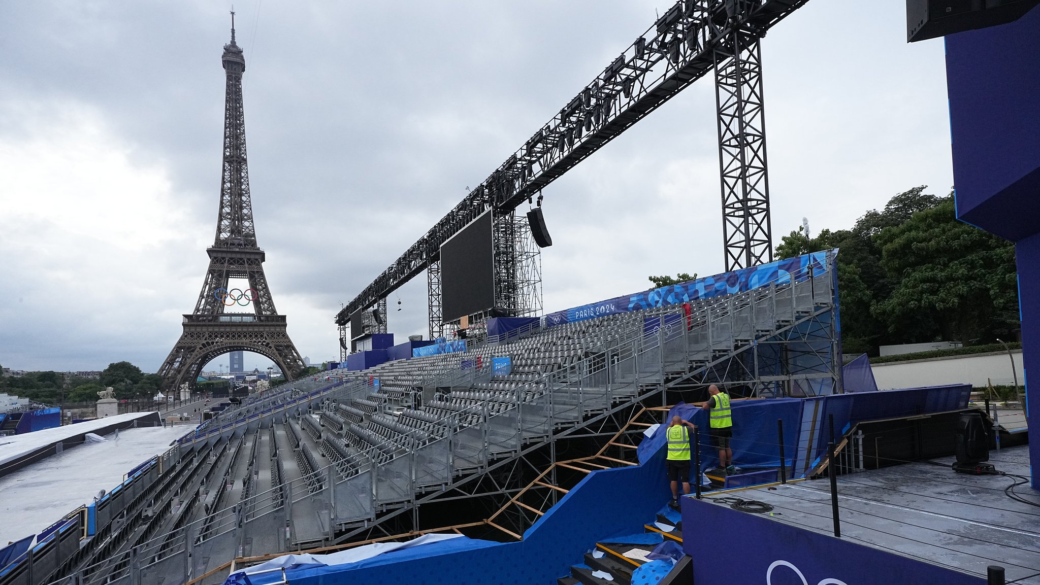 Eiffelturm und olympische Sportstätten in Paris | Bild: picture-alliance/dpa Eiffelturm und olympische Sportstätten in Paris