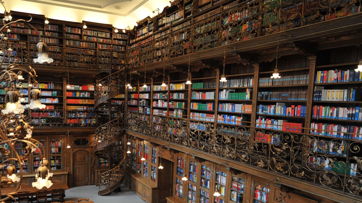 Lesesaal der juristischen Bibliothek im Rathaus München.