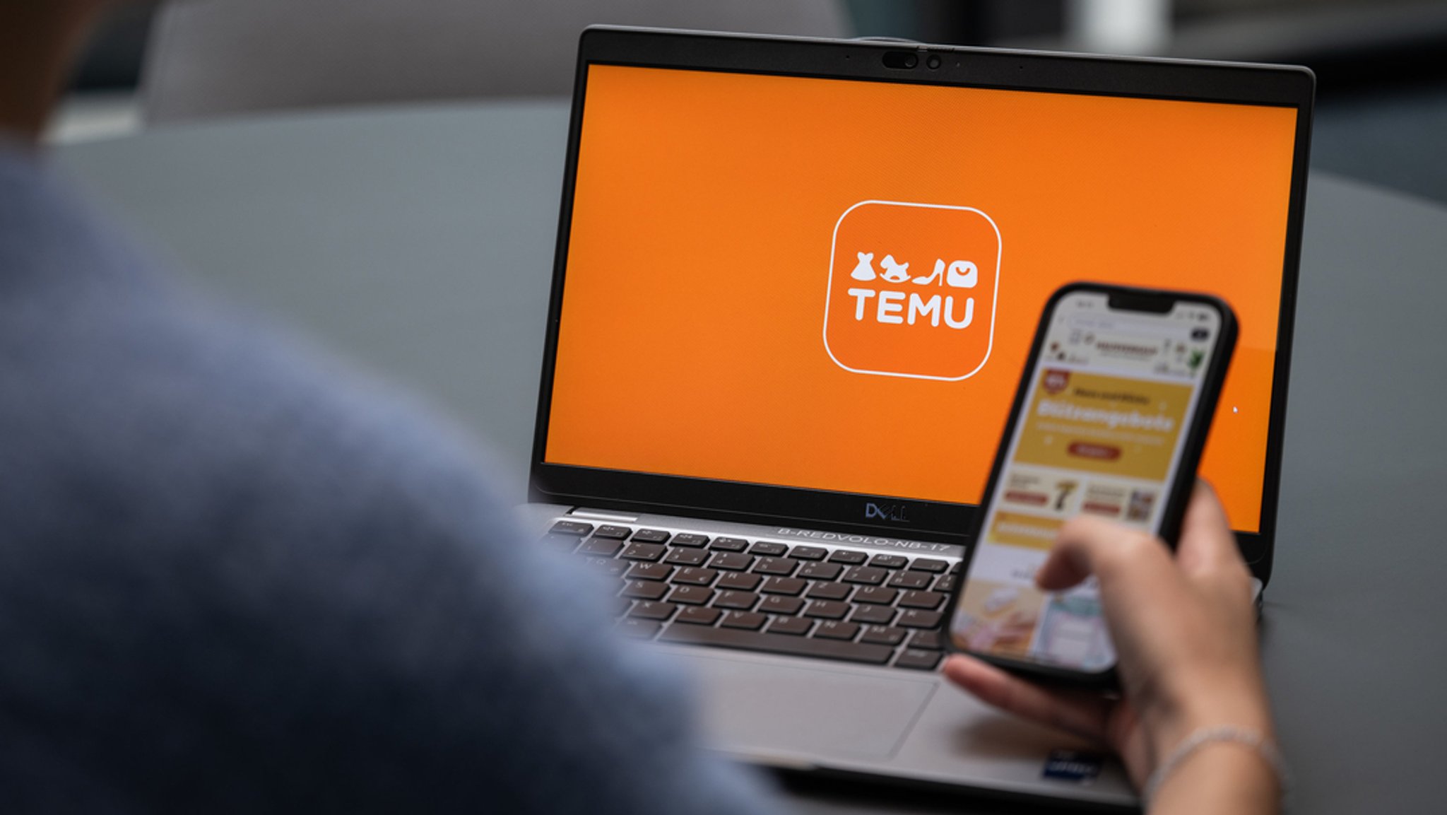 Blick auf einen Laptop mit dem Logo der App Temu (gestellte Szene).