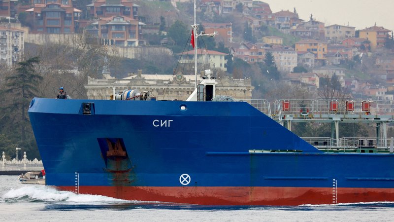 Der Bug des russischen Tankers "SIG" der Ende März vor Istanbul zu sehen ist