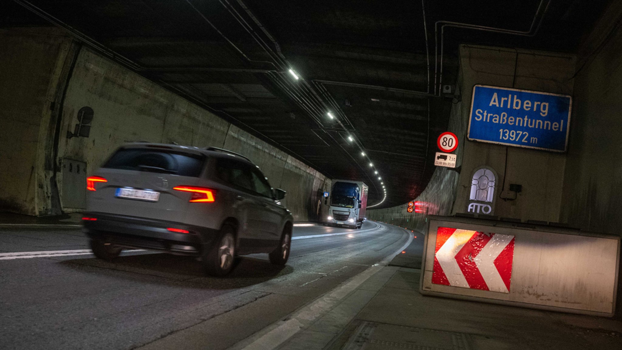 Ein Auto und ein Lastwagen fahren im Arlbergtunnel (Archivbild).