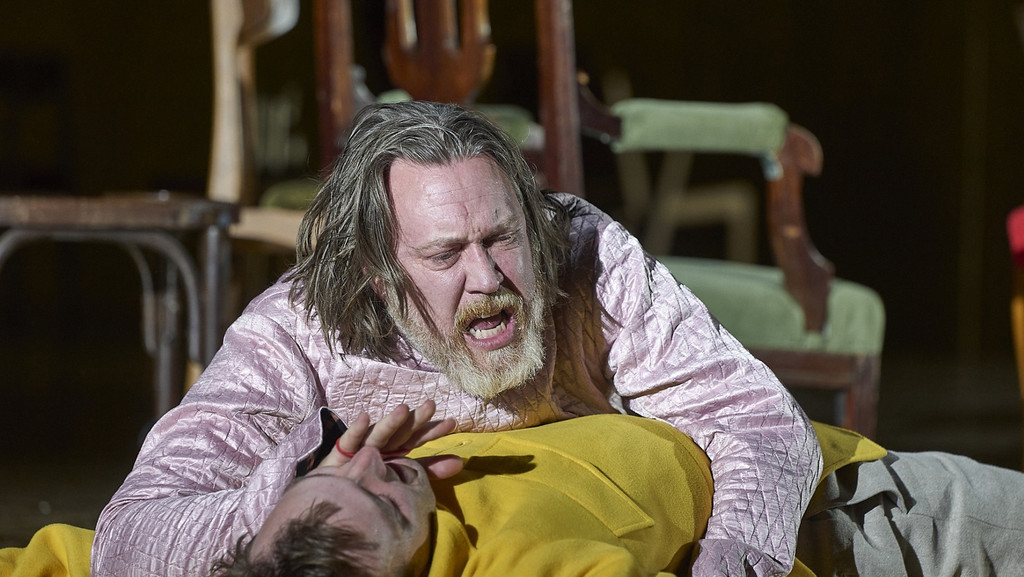 Nicholas Ofczarek als grauhaariger und weißbärtiger Nikolaj Stawrogin in Dostojewskis "Dämonen" am Wiener Burgtheater 