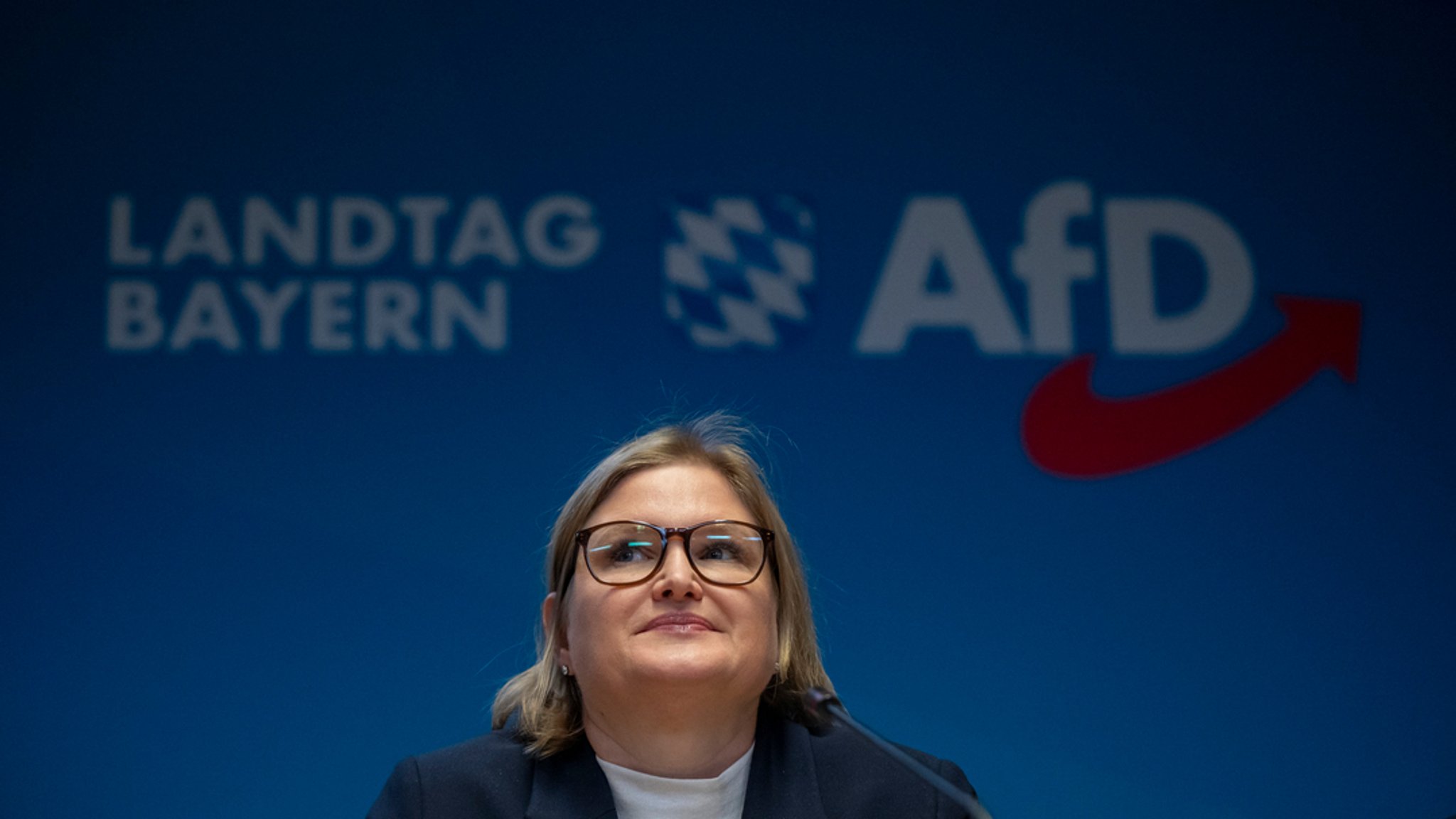(Archivbild) Katrin Ebner-Steiner, Vorsitzende der AfD-Fraktion im Bayerischen Landtag, während einer Pressekonferenz der bayerischen AfD-Landtagsfraktion zu den Ergebnissen ihrer Winterklausur. | Bild: dpa-Bildfunk/Peter Kneffel (Archivbild) Katrin Ebner-Steiner, Vorsitzende der AfD-Fraktion im Bayerischen Landtag, während einer Pressekonferenz der bayerischen AfD-Landtagsfraktion zu den Ergebnissen ihrer Winterklausur.