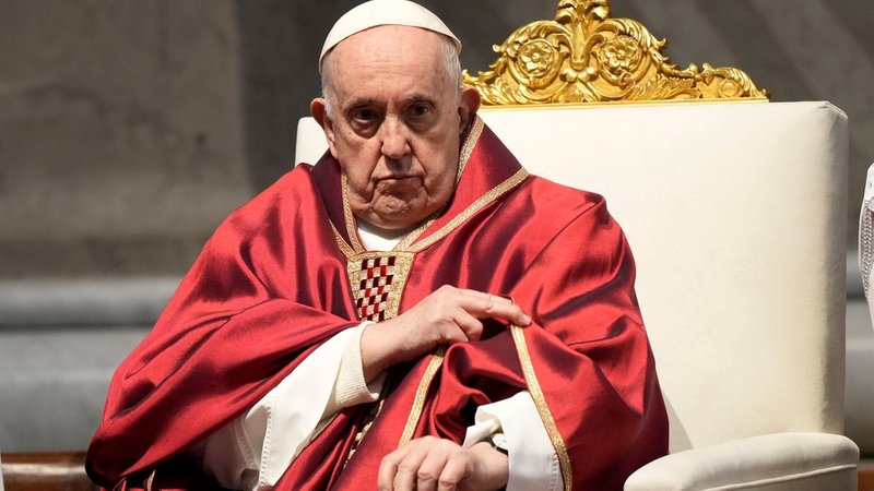 07.04.2023, Vatikan, Vatikanstadt: Papst Franziskus nimmt an der Passionsmesse am Karfreitag im Petersdom teil.