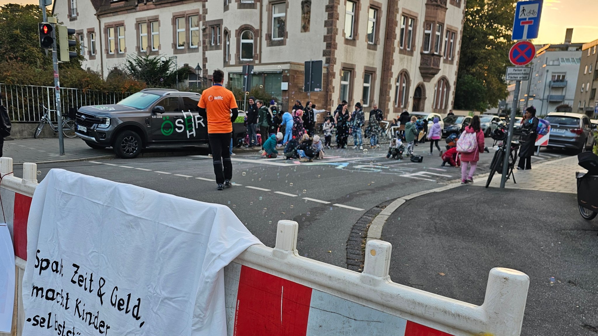 Aktion gegen "Elterntaxis": Straße vor Grundschule blockiert