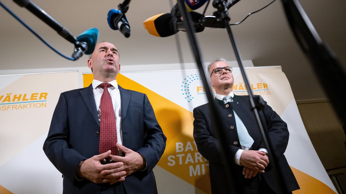 Hubert Aiwanger (l), Vorsitzender der Freien Wähler, und Florian Streibl, Fraktionschef der bayerischen Freien Wähler