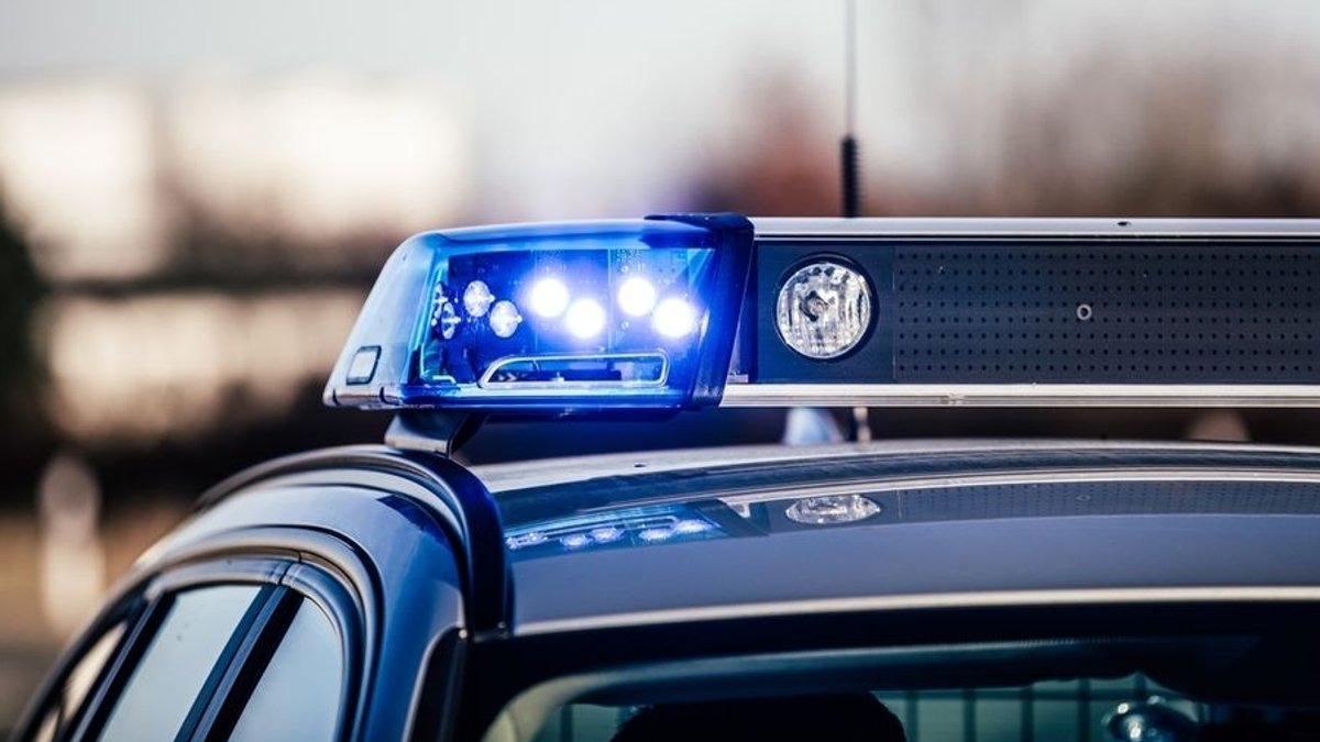 Symbolbild: Polizeiauto mit Blaulicht