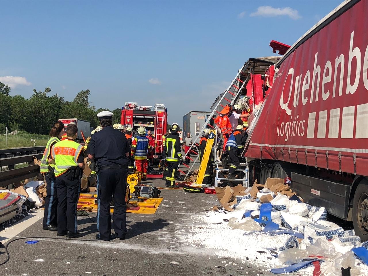 Lastwagen-Unfall Sorgt Für Vollsperrung Der A3 Bei Regensburg | BR24