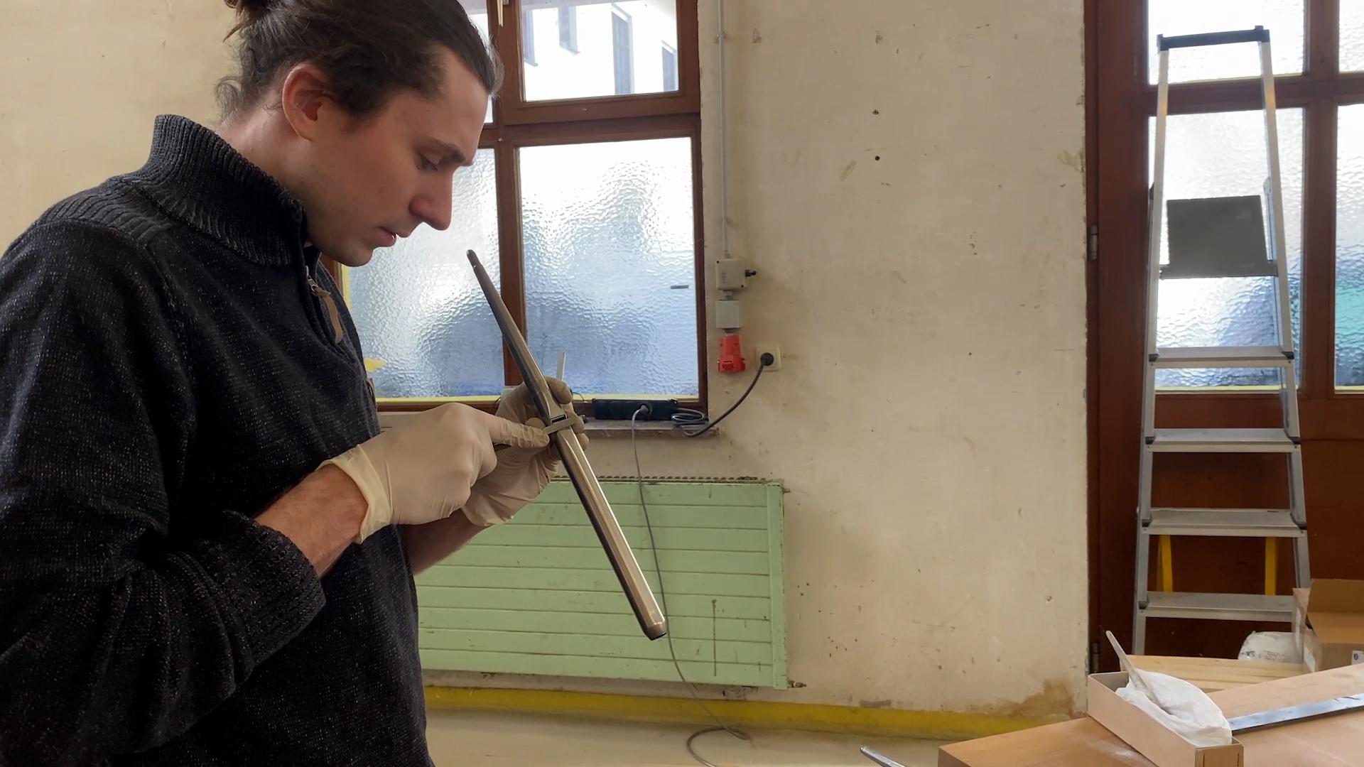 Ein Mann bearbeitet eine Orgelpfeife