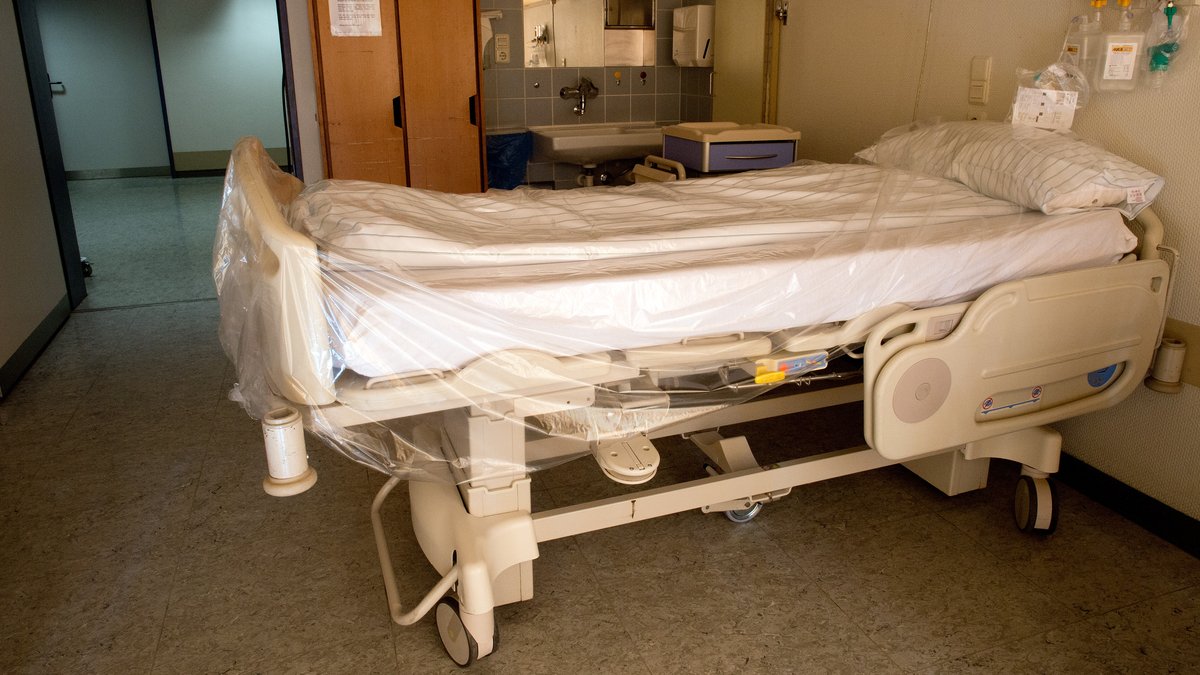 Leeres Bett in einem Krankenhauszimmer (Symbolbild)