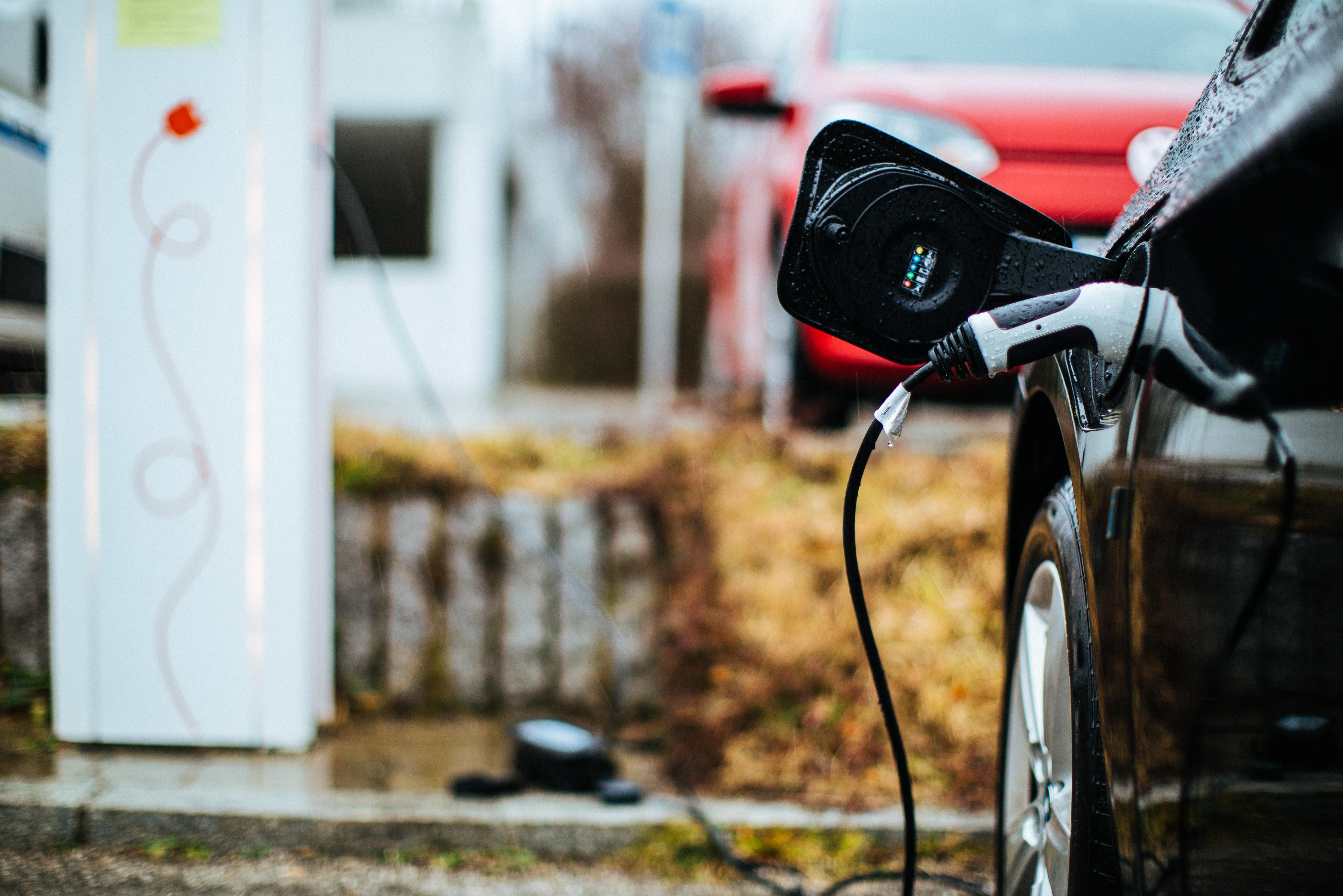 Ein Elektroauto steht an einer Ladesäule.