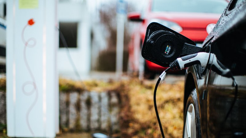 Ein Elektroauto steht an einer Ladesäule. | Bild: BR/Johanna Schlüter Ein Elektroauto steht an einer Ladesäule.
