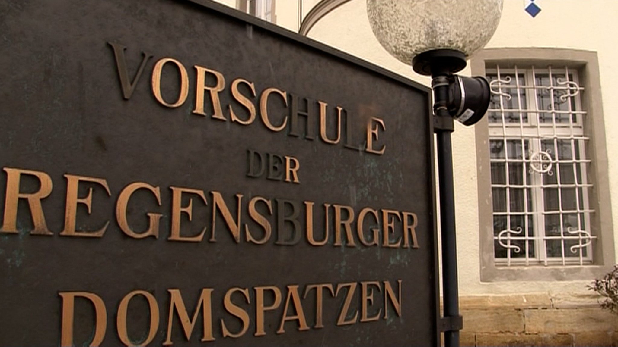 Schulschild, Aufschrift: Vorschule der Regensburger Domspatzen. | Bild: BR Schulschild, Aufschrift: Vorschule der Regensburger Domspatzen.