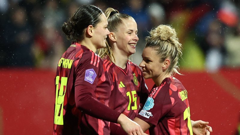 25.02.2025, Bayern, Nürnberg: Fußball, Frauen, Nations League A Frauen, Deutschland - Österreich, Gruppenphase, Gruppe 1, Spieltag 2, Max-Morlock-Stadion, Deutschlands Vivien Endemann (M) bejubelt ihr Tor zum 4:1 mit Deutschlands Giovanna Hoffmann (l) und Deutschlands Linda Dallmann. Foto: Daniel Löb/dpa +++ dpa-Bildfunk +++ | Bild: dpa-Bildfunk/Daniel Löb 25.02.2025, Bayern, Nürnberg: Fußball, Frauen, Nations League A Frauen, Deutschland - Österreich, Gruppenphase, Gruppe 1, Spieltag 2, Max-Morlock-Stadion, Deutschlands Vivien Endemann (M) bejubelt ihr Tor zum 4:1 mit Deutschlands Giovanna Hoffmann (l) und Deutschlands Linda Dallmann. Foto: Daniel Löb/dpa +++ dpa-Bildfunk +++