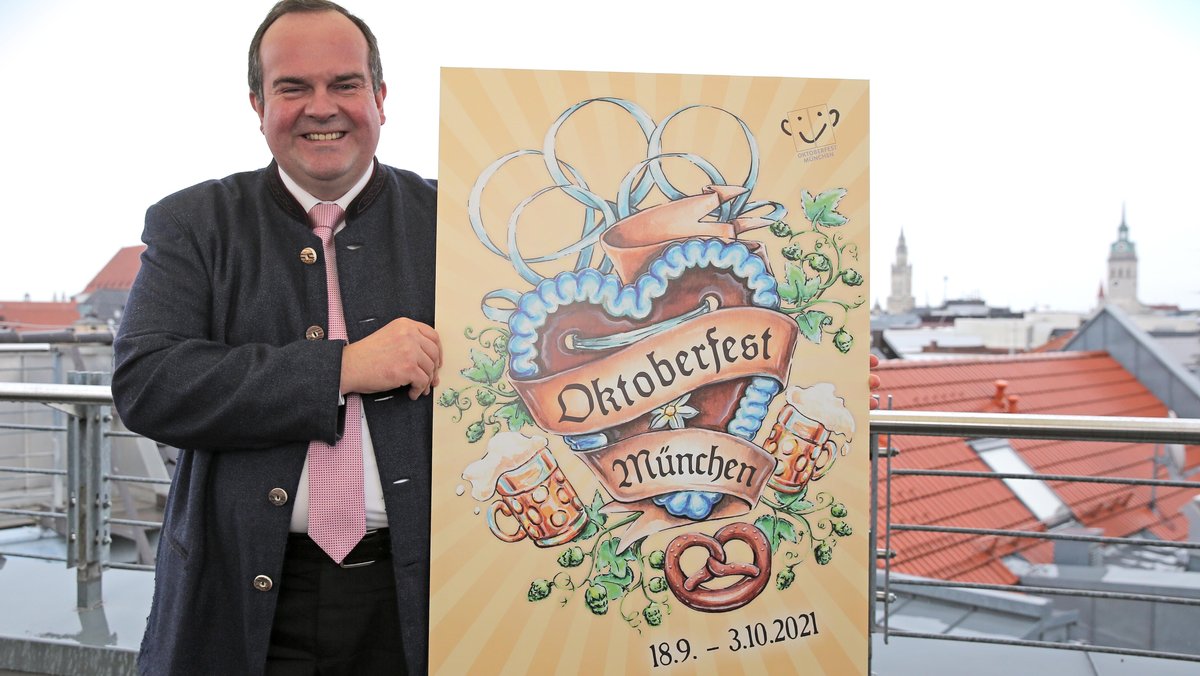 Wiesnchef Clemens Baumgärtner präsentiert das Oktoberfestplakat 2021
