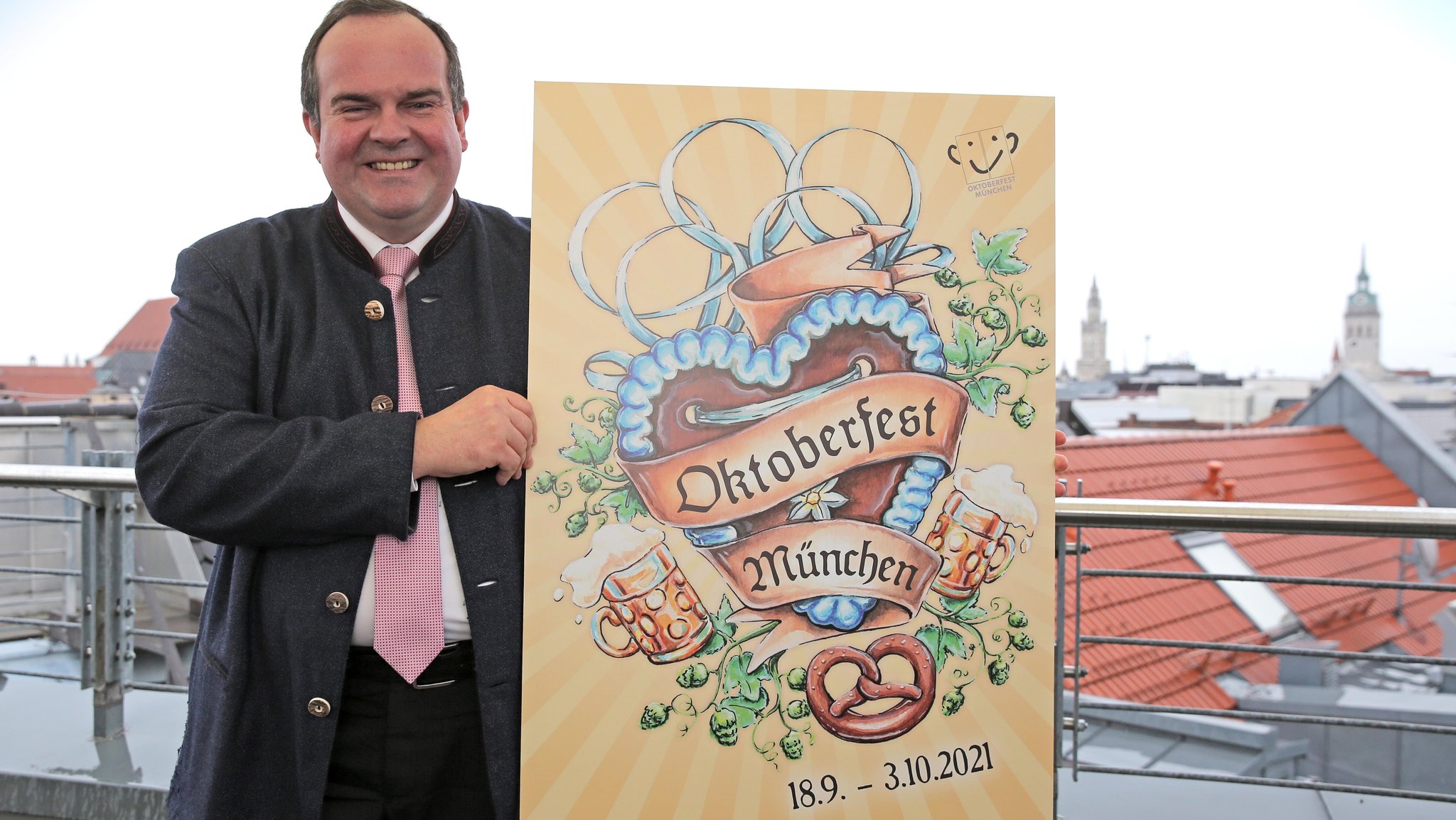 Wiesnchef Clemens Baumgärtner präsentiert das Oktoberfestplakat 2021