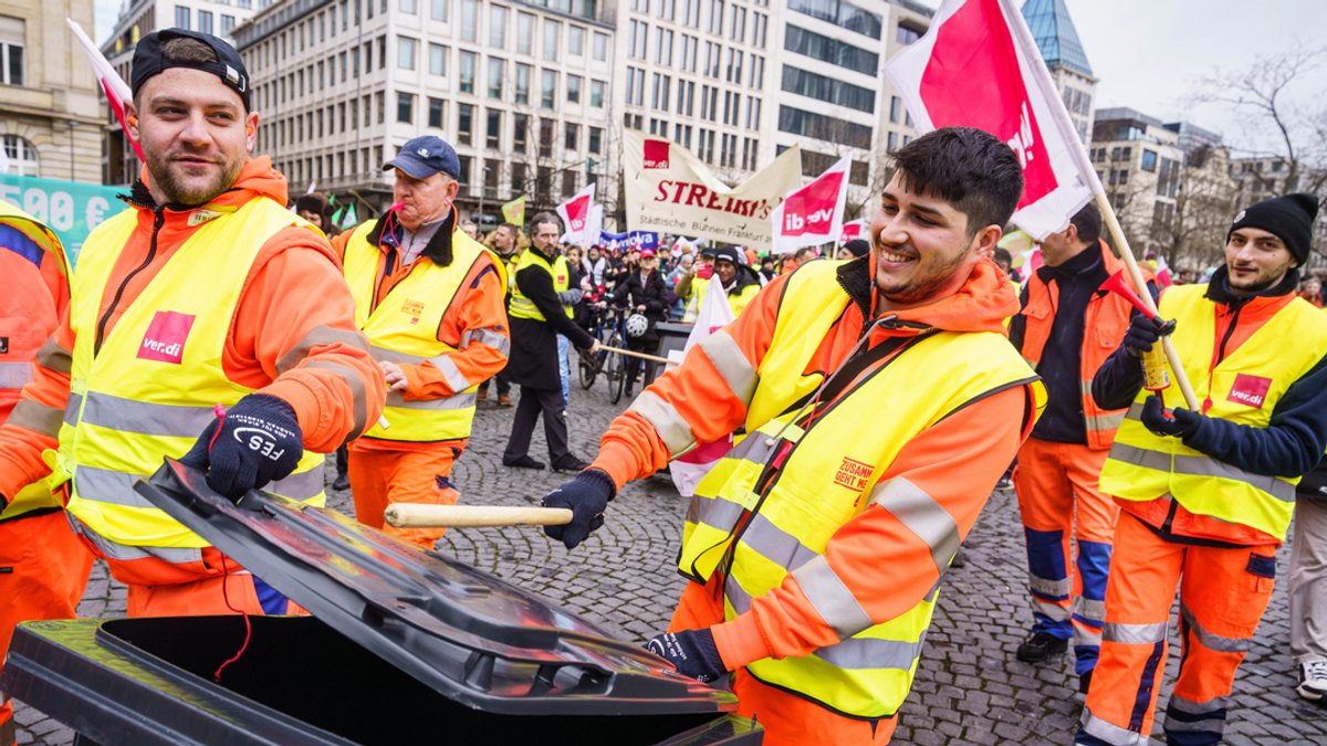 Streikende Müllwerker ziehen am Vormittag als Teil eines Demonstrationszuges durch die Frankfurter Innenstadt.