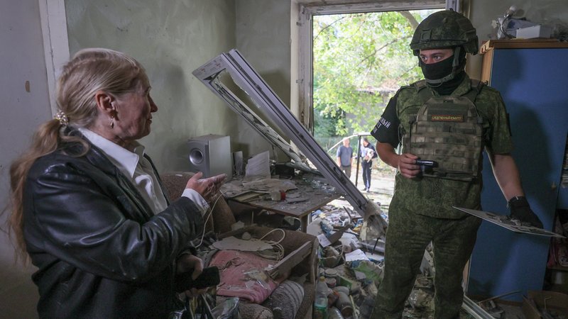 Frau steht in zerstörter Wohnung | Bild: Dmitri Jagodkin/TASS/Picture Alliance Frau steht in zerstörter Wohnung