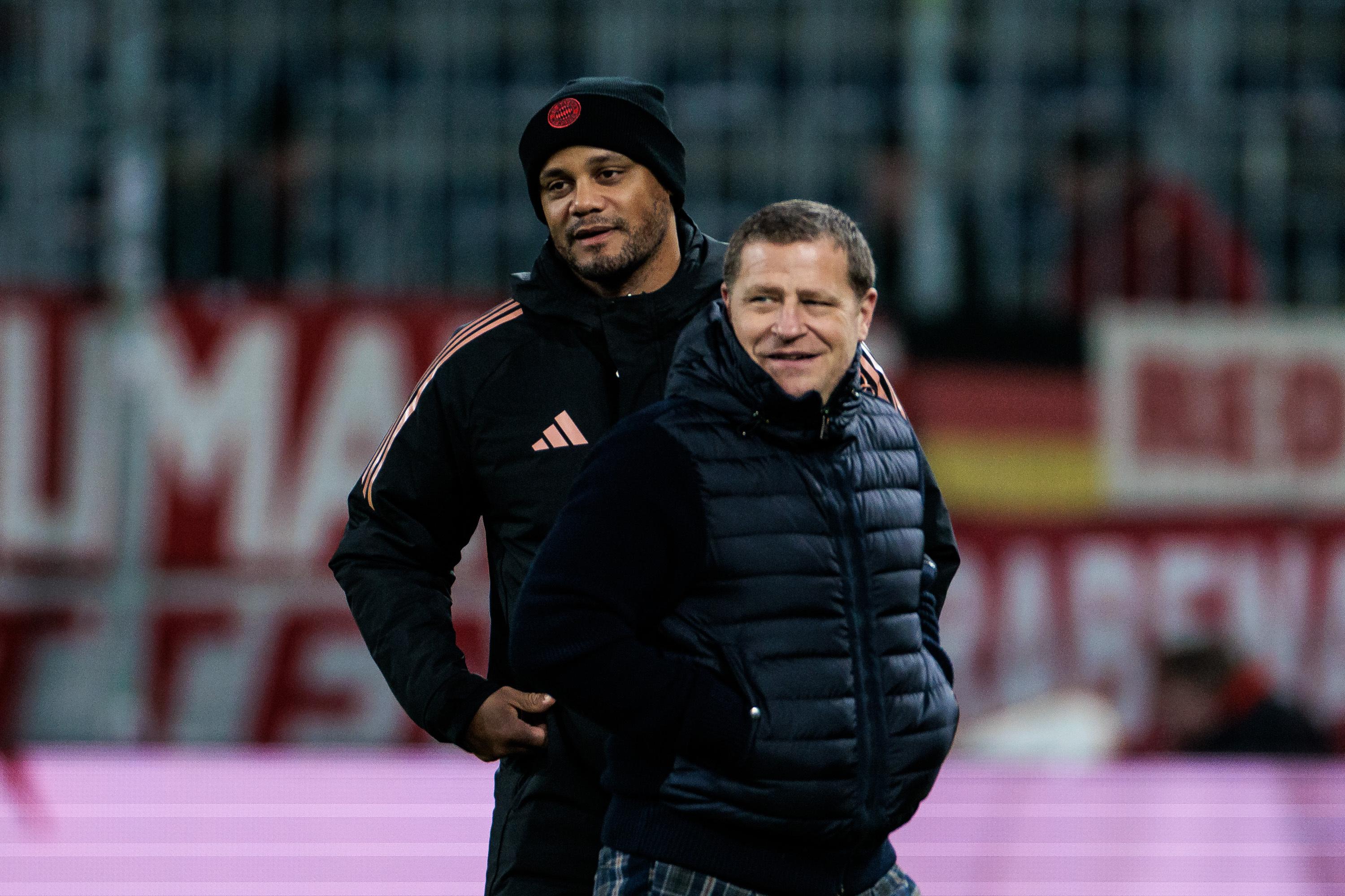 FCB-Sportvorstand Max Eberl (vorne) mit Trainer Vincent Kompany