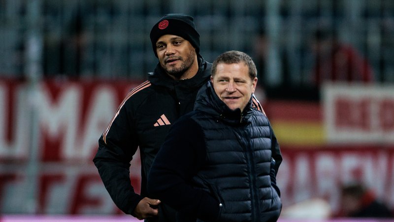 FCB-Sportvorstand Max Eberl (vorne) mit Trainer Vincent Kompany | Bild: picture-alliance/dpa FCB-Sportvorstand Max Eberl (vorne) mit Trainer Vincent Kompany