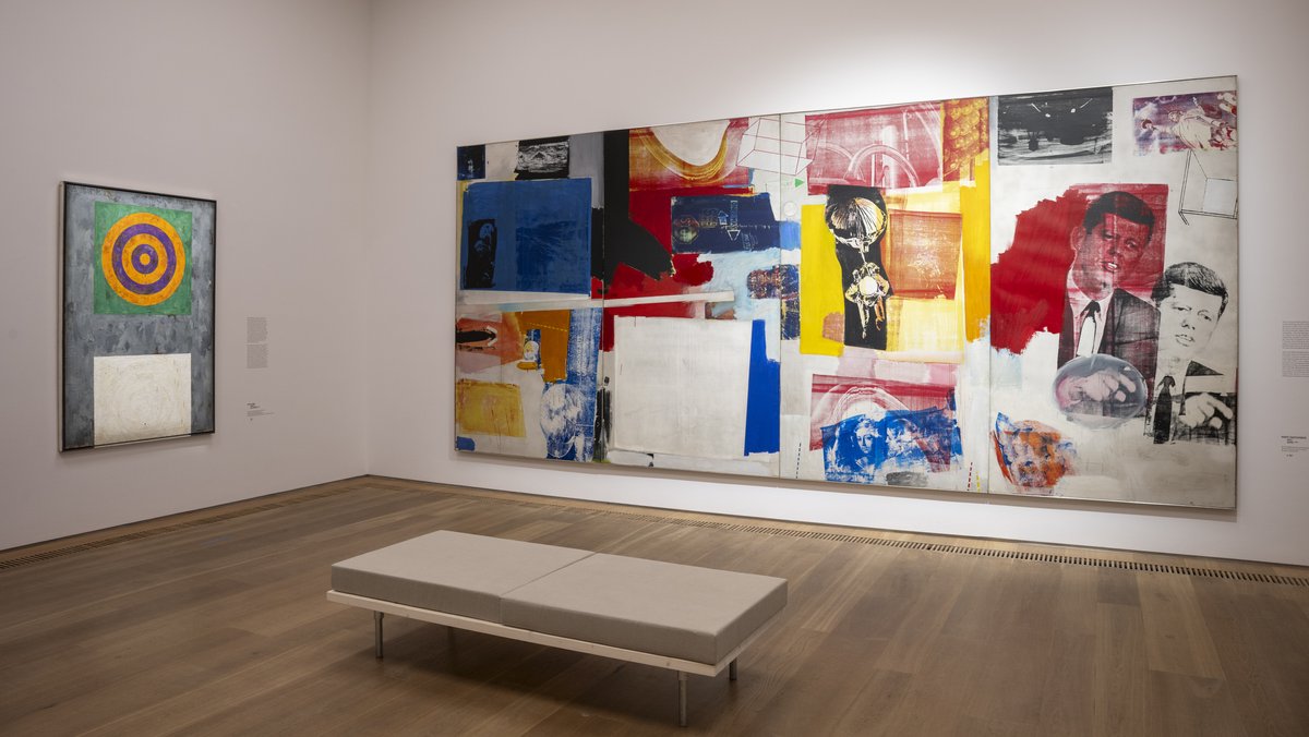 Blick in die Ausstellung mit Werken von Jasper Johns und Robert Rauschenberg
