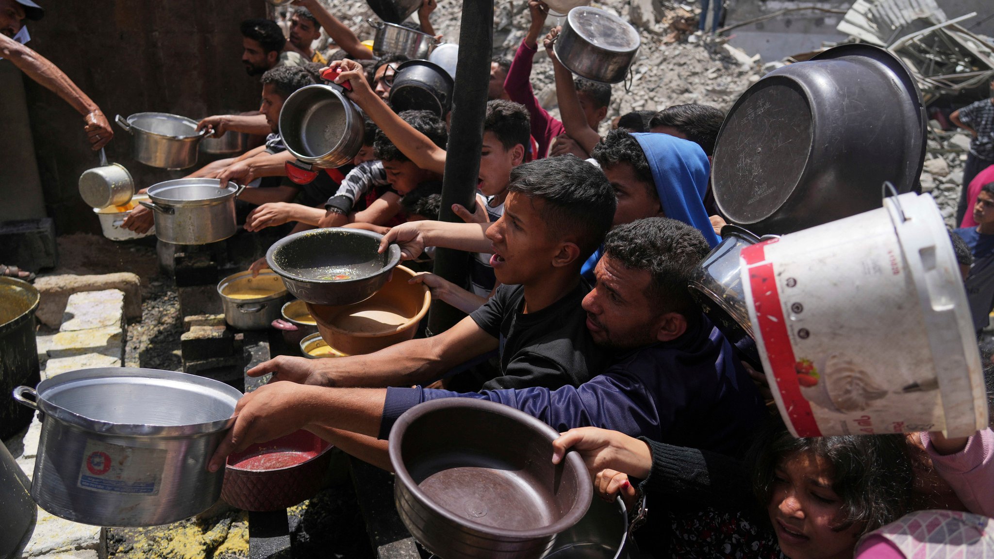 Palästinenser stehen für Lebensmittel im nördlichen Gazastreifen an (Archivbild vom 19.05.2025)