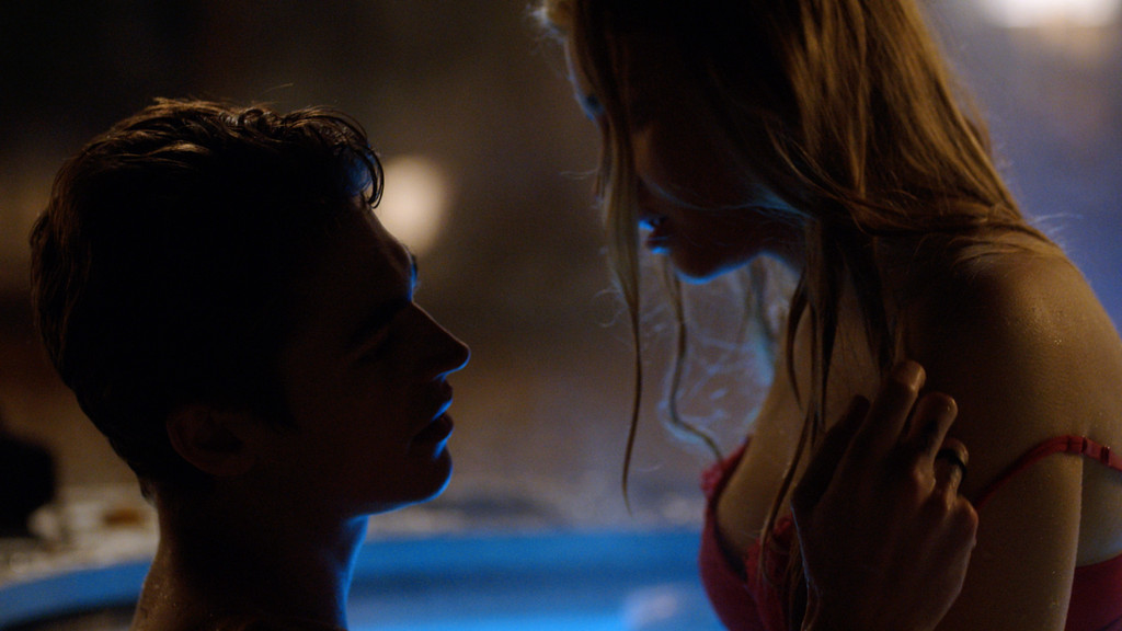 So nah wie hier sind sich Tessa und Hardin in "After Love" viel zu selten, Eifersucht frisst an Hardin. Szene aus "After Love". | Bild: Constantin Film So nah wie hier sind sich Tessa und Hardin in "After Love" viel zu selten, Eifersucht frisst an Hardin. Szene aus "After Love".