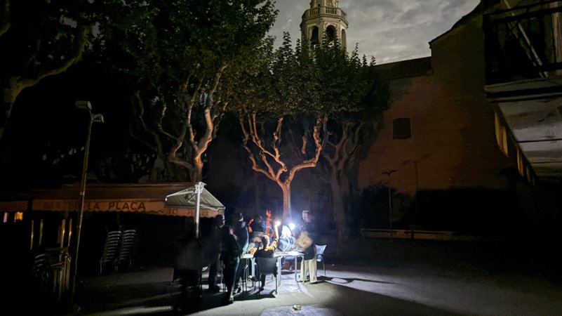 28.04.2025, Spanien, Premià de Mar: Auf der Placa de l'Ajuntament sitzen die Gäste eines Straßencafés in der Kleinstadt Premià de Mar bei Barcelona an der Kirche "San Cristòfol" bei einem Stromausfall im Licht von Taschenlampen und trinken lauwarmes Bier. | Bild: dpa-Bildfunk/Jan-Uwe Ronneburger 28.04.2025, Spanien, Premià de Mar: Auf der Placa de l'Ajuntament sitzen die Gäste eines Straßencafés in der Kleinstadt Premià de Mar bei Barcelona an der Kirche "San Cristòfol" bei einem Stromausfall im Licht von Taschenlampen und trinken lauwarmes Bier.
