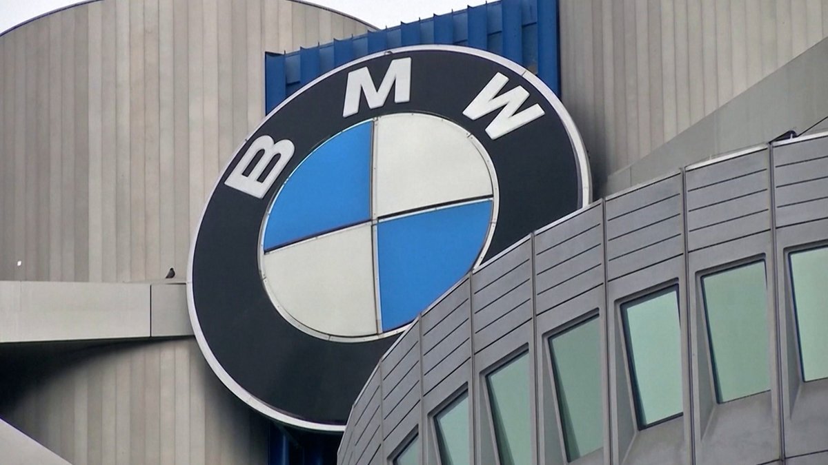 Das Logo von BMW an der Firmenzentrale 