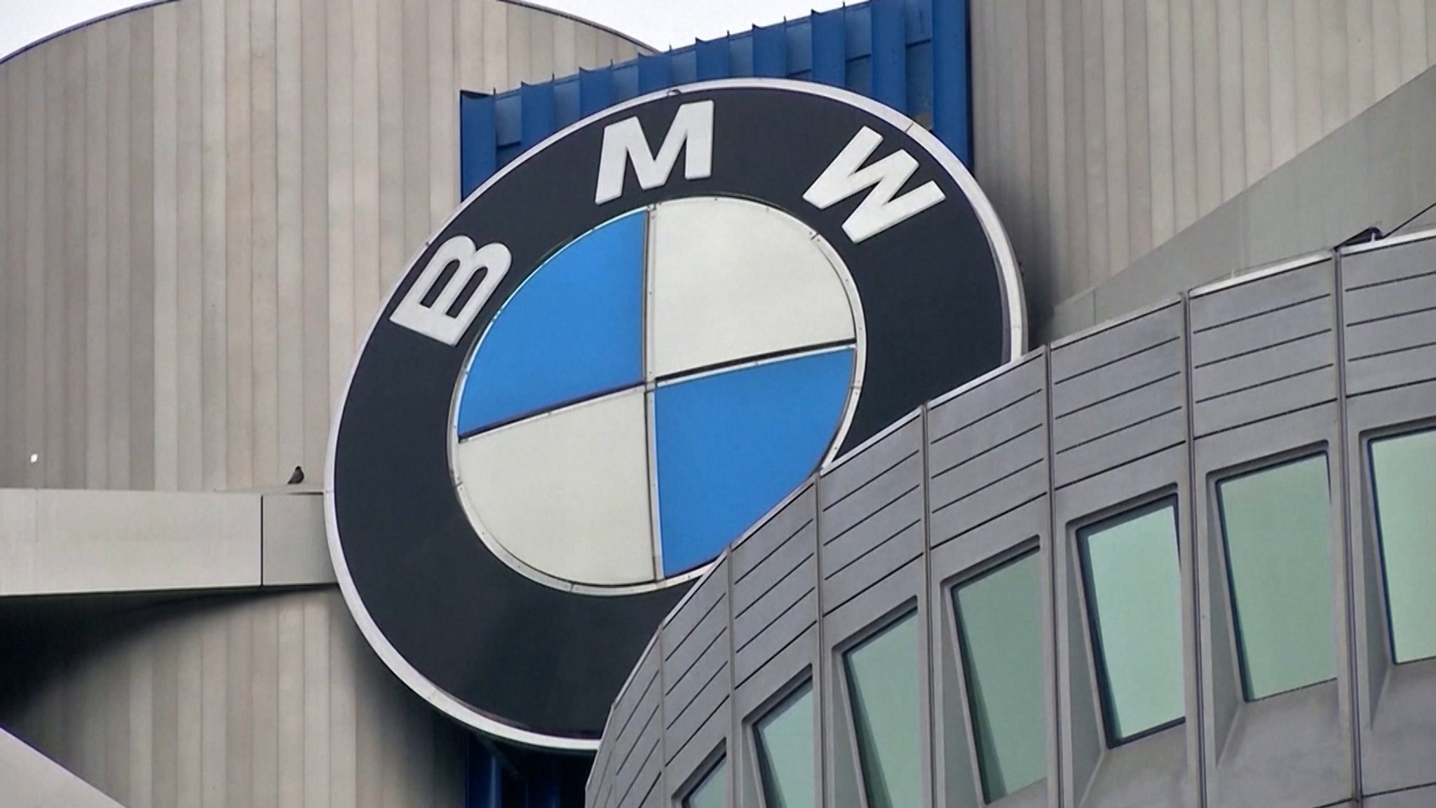 Das Logo von BMW an der Firmenzentrale 