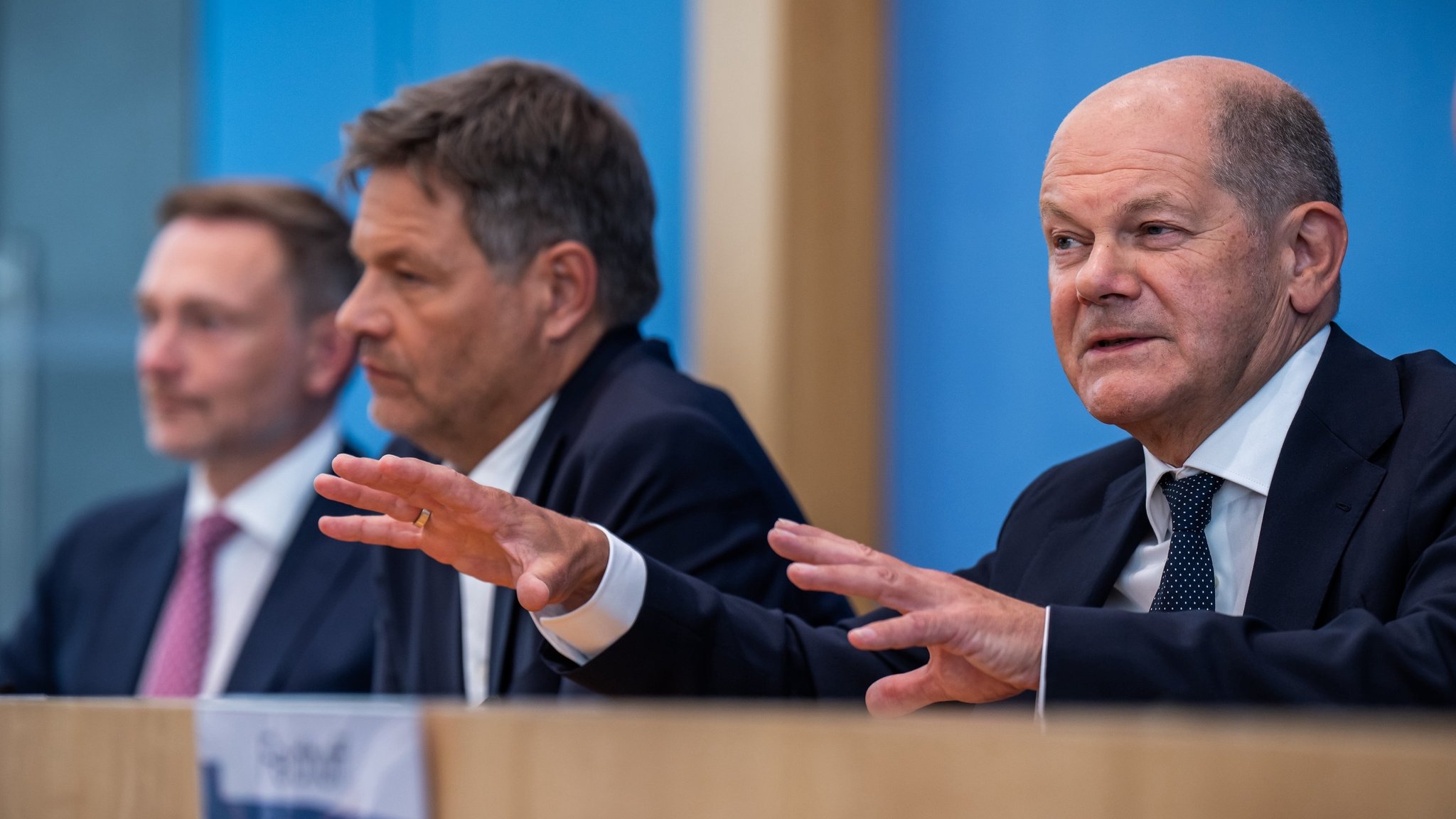 Christian Lindner (l.), Robert Habeck und Olaf Scholz in der Bundespressekonferenz