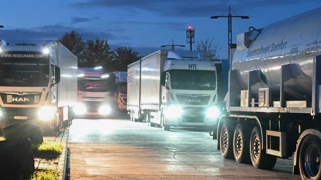 Lastwagen stehen am Abend auf einem Rastplatz | Bild: dpa-Bildfunk/Bernd Weißbrod Lastwagen stehen am Abend auf einem Rastplatz