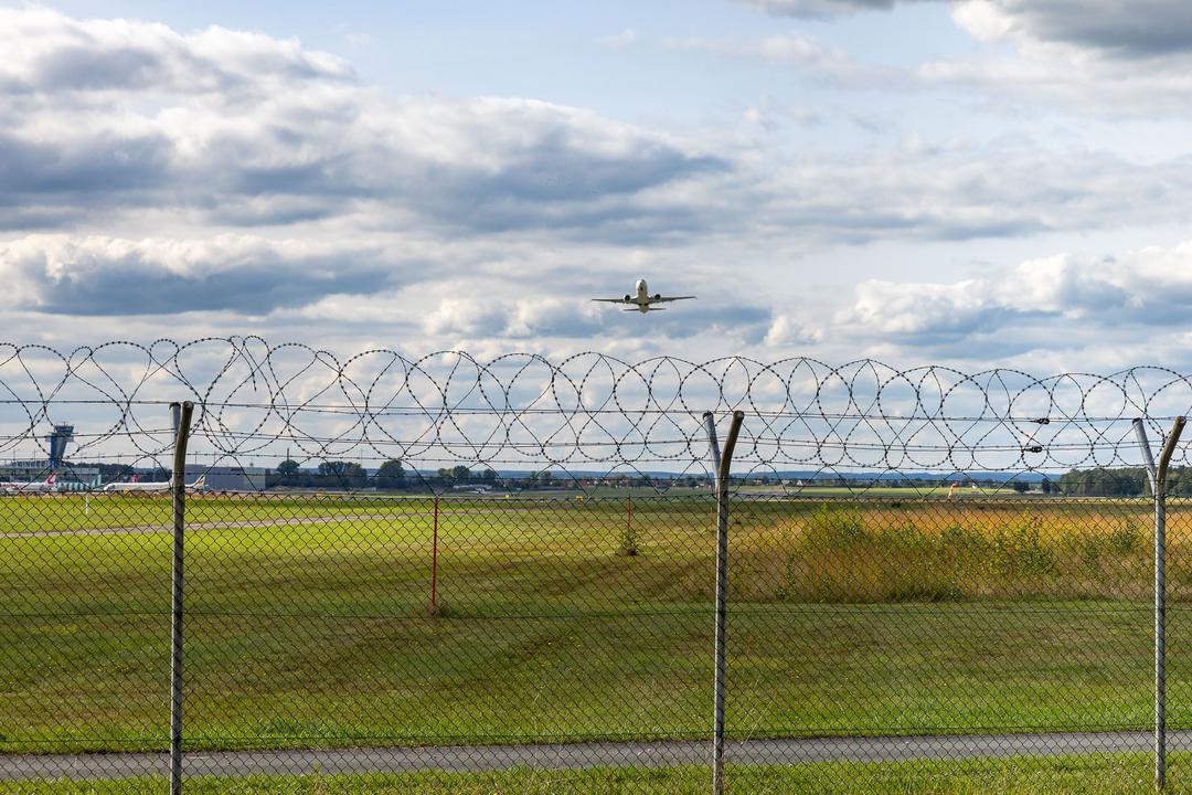 (Symbolbild) Ein Flugzeug hebt am Flughafen Nürnberg ab