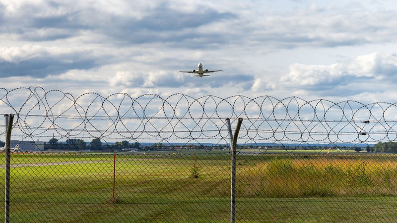 (Symbolbild) Ein Flugzeug hebt am Flughafen Nürnberg ab | Bild: stock.adobe.com/Ardan Fuessmann (Symbolbild) Ein Flugzeug hebt am Flughafen Nürnberg ab