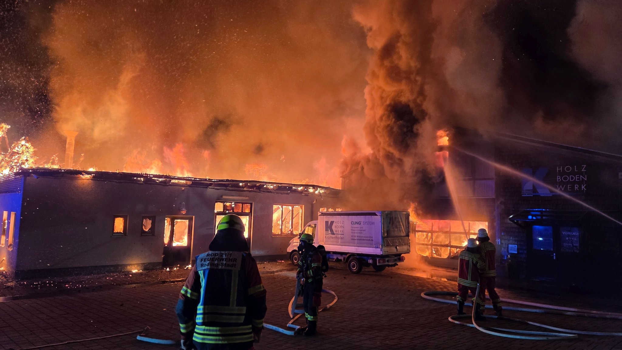 Brennende Produktionshalle, Einsatzkräfte bei Löscharbeiten