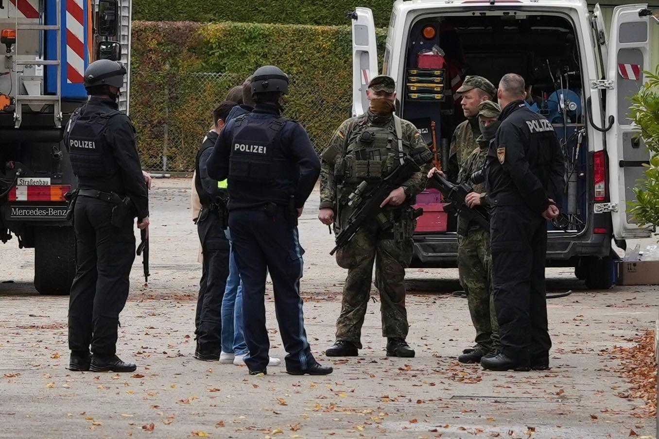 Bei einem bayernweiten Großmanöver der Bundeswehr ist in Erding ein Soldat angeschossen worden. 