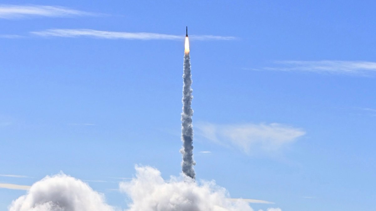 Rakete startet vor blauem Himmel; Japan-Mission SLIM: Am 19. Januar 2024 landete die Mission erfolgreich auf dem Mond. 