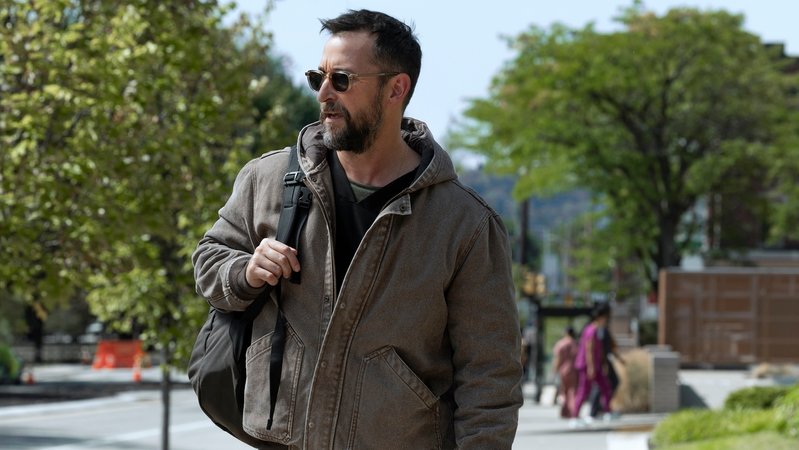 Noah Wyle alias läuft eine sonnige Straße entlang, den Rucksack locker über der rechten Schulter, Szene aus "The Pitt" | Bild: Warrick Page/HBO Max Noah Wyle alias läuft eine sonnige Straße entlang, den Rucksack locker über der rechten Schulter, Szene aus "The Pitt"