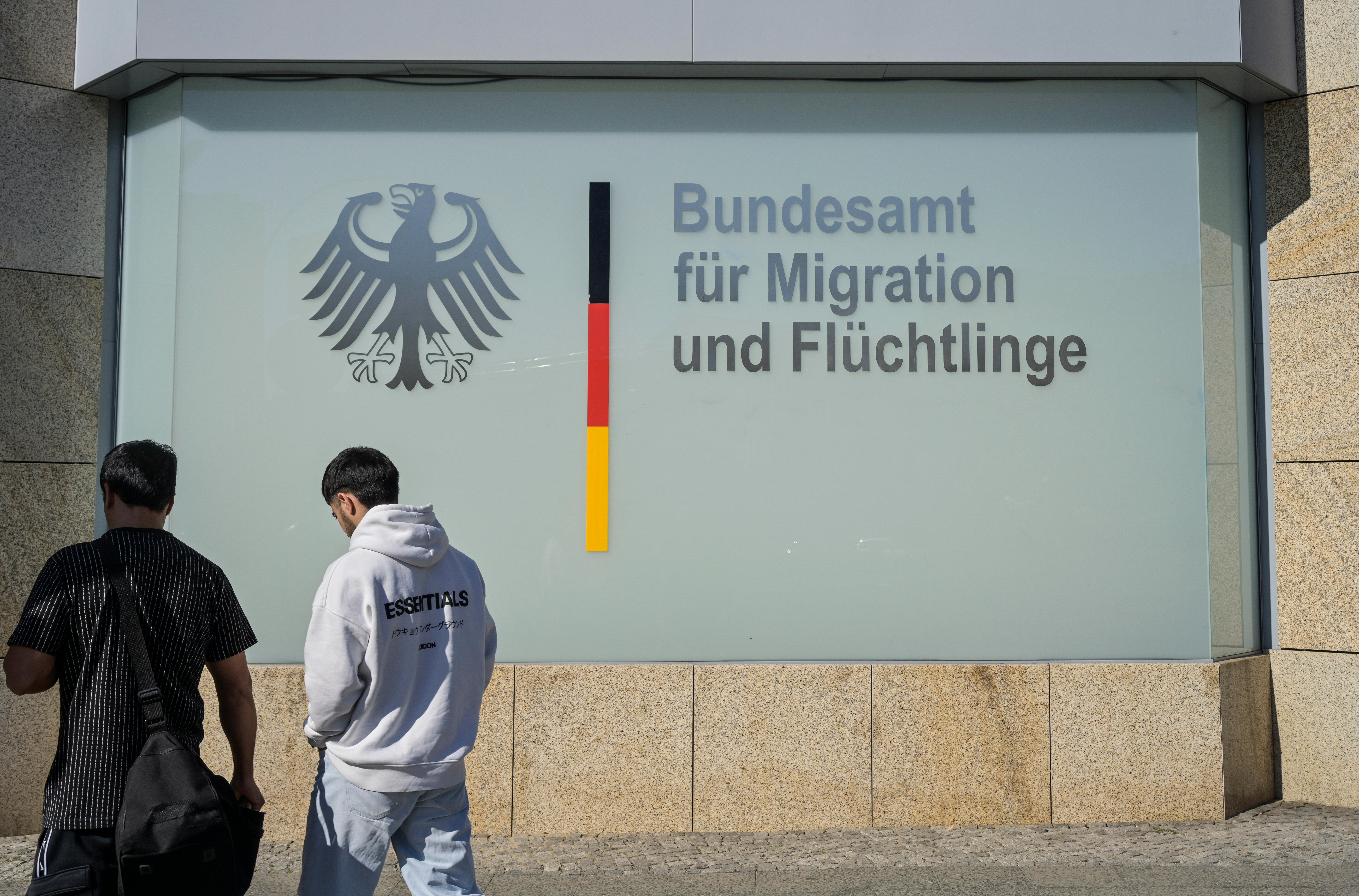 Zwei junge Männer vor dem Bundesamt für Migration und Flüchtlinge, Bundesallee, Wilmersdorf, Berlin, Deutschland