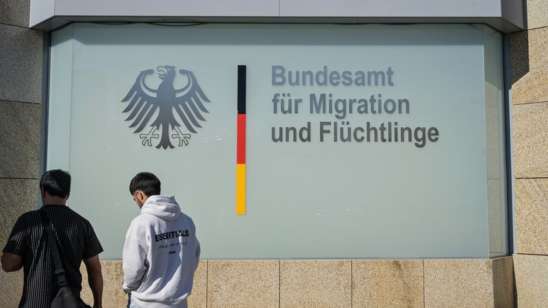 Zwei junge Männer vor dem Bundesamt für Migration und Flüchtlinge, Bundesallee, Wilmersdorf, Berlin, Deutschland | Bild: picture alliance / Joko | Joko Zwei junge Männer vor dem Bundesamt für Migration und Flüchtlinge, Bundesallee, Wilmersdorf, Berlin, Deutschland