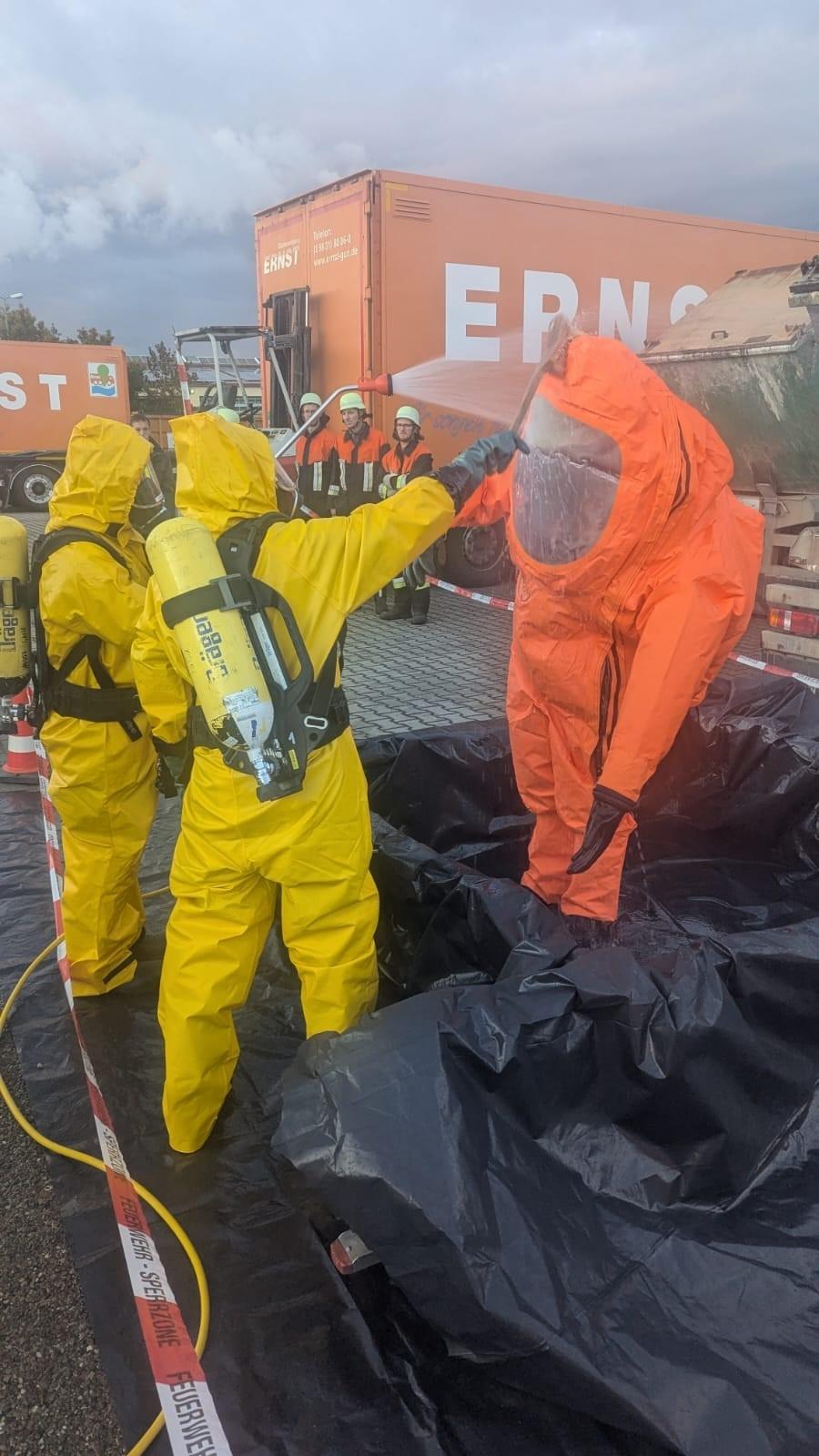 Ein Mann besprüht einen Anzug. 